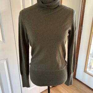 Banana Republic Olive Green Turtleneck Sweater Size M Cotton/Silk/Cashmere blend